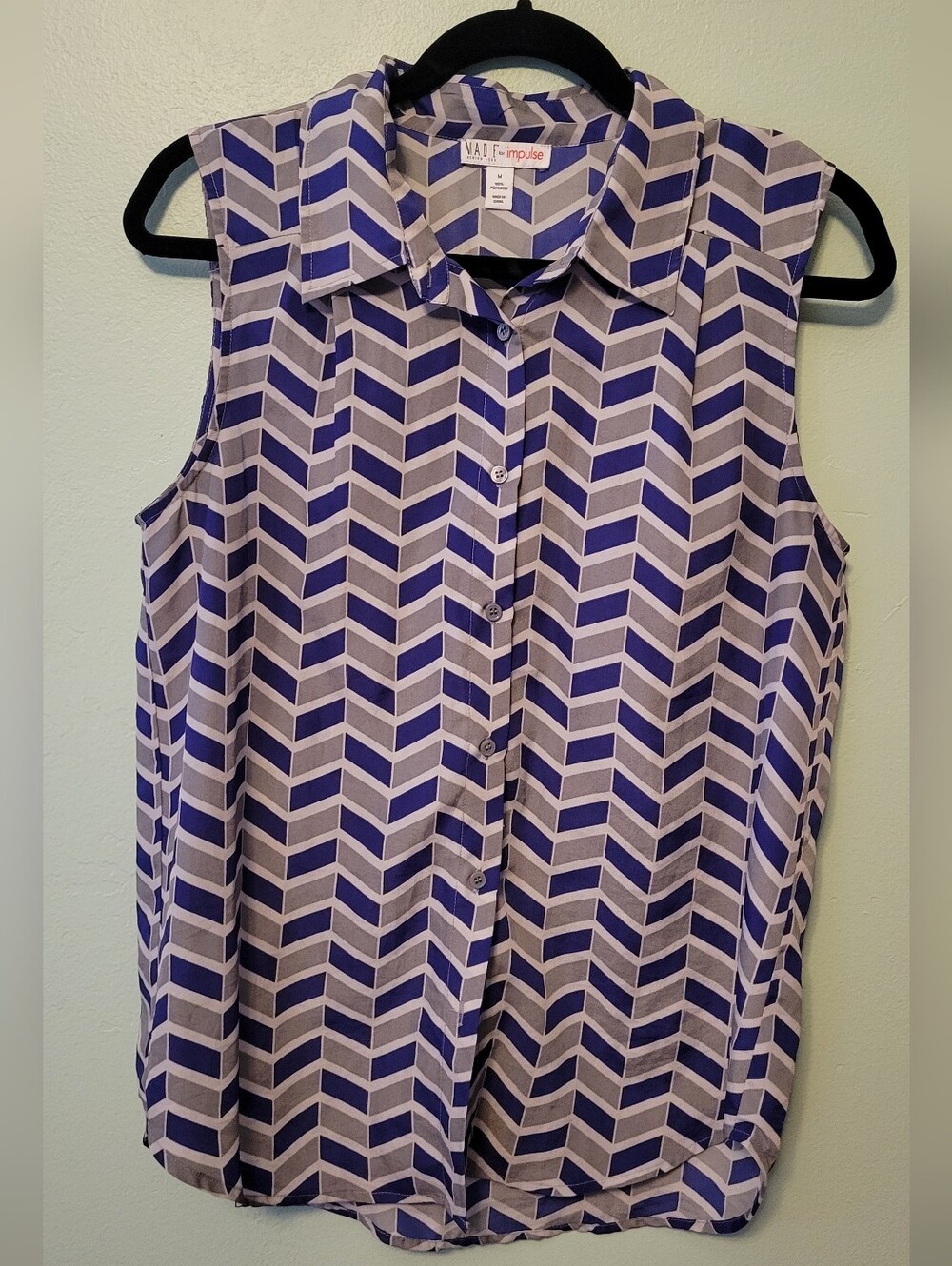 Sleeveless Chevron Button-Down Top in Blue and White